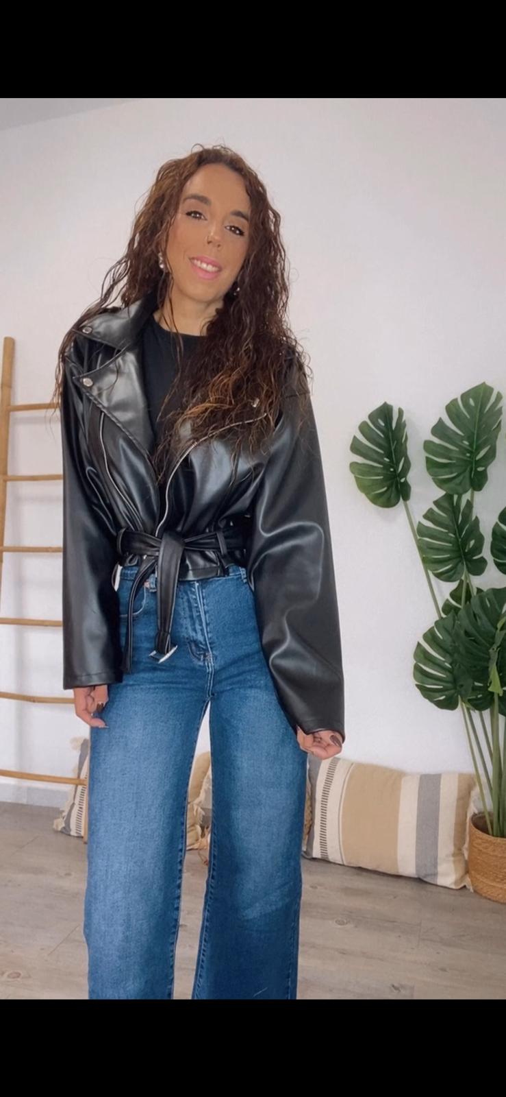 CHAQUETA POLIPIEL NEGRA